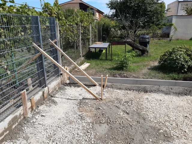 Zámková dlažba, gabionový plot – fotka 4
