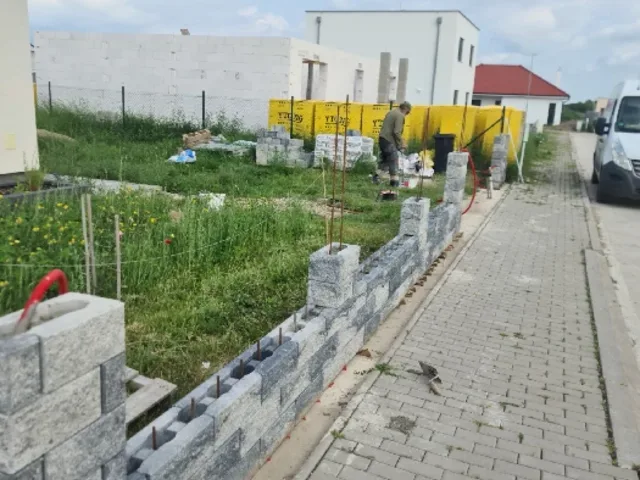 Stavba plotu + zámková dlažba – fotka 4