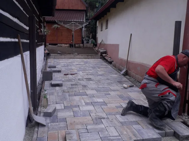 Zámková dlažba pri rodinnom dome – fotka 2
