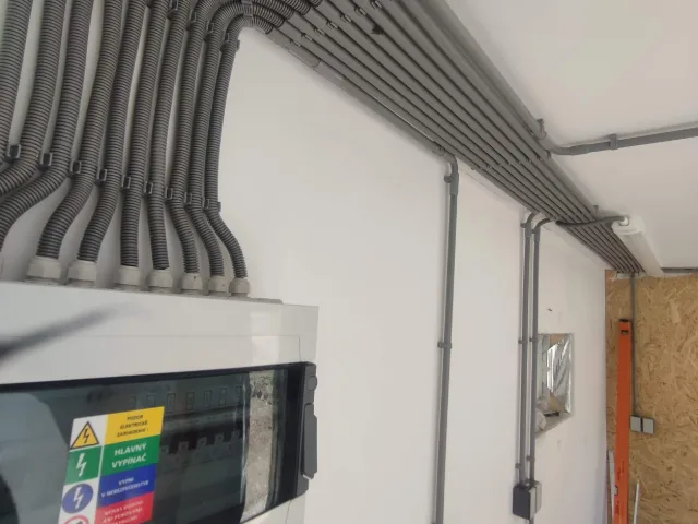 Povrchová montáž elektroinštalácie v stánku s rýchlim občerstvením