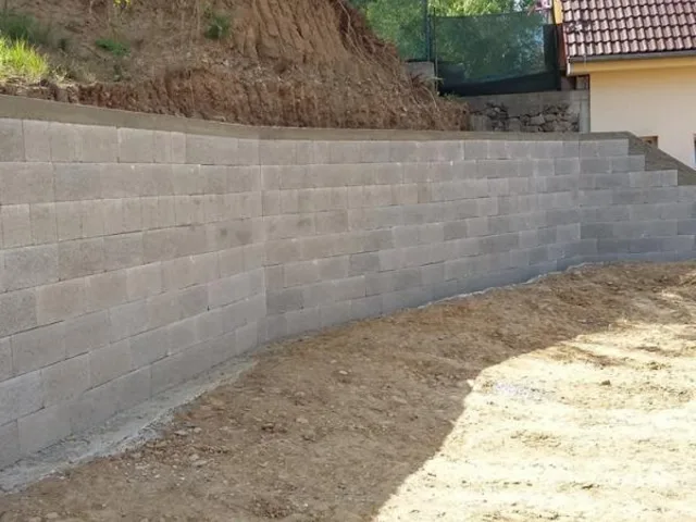 Stavba oporného múru
