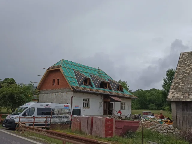 Dodávka a montáž materiálu na strechu – fotka 2