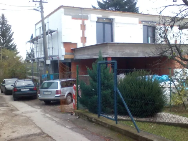 Výstavba dvojpodlažného rodinného domu – fotka 2