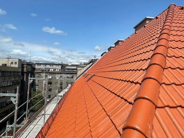 Rekonštrukcia sedlovej strechy na bytovom dome – fotka 4