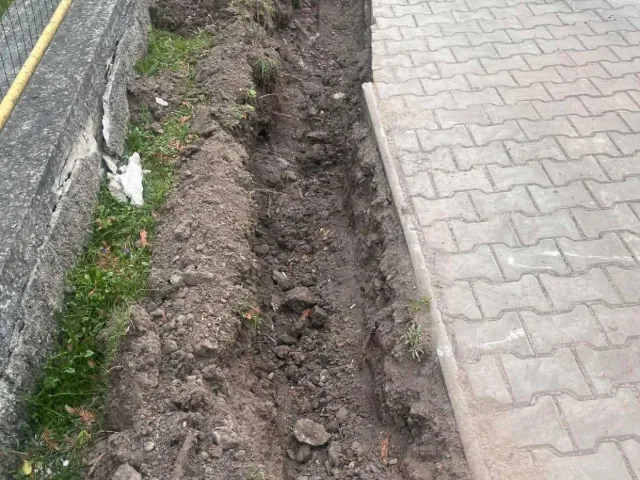 Výkop pre uloženie elektrického kábla od elektrickej prípojky – fotka 2