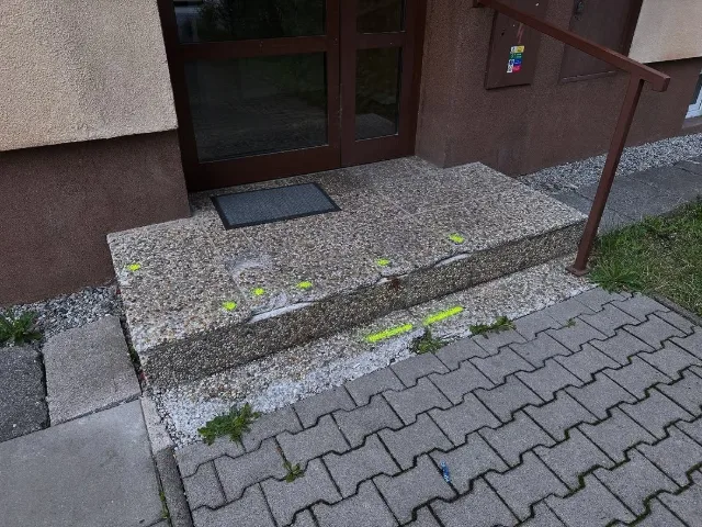 Rekonštrukcia 4 vchodov a schodísk na bytovom dome – fotka 3
