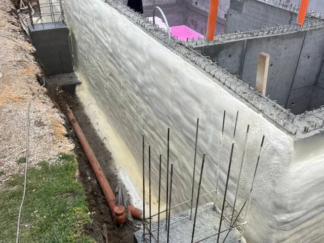 Realizácia tvrdej PUR peny na základy a pivnicu – fotka 3