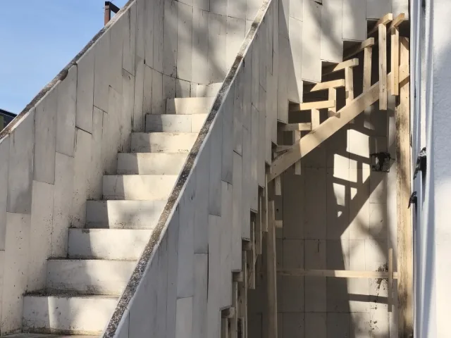 Realizácia schodov so zábradlím