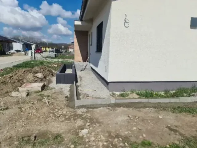 Stavba plotu + zámková dlažba – fotka 5