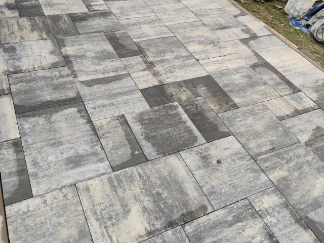 Pokládka zámkovej dlažby