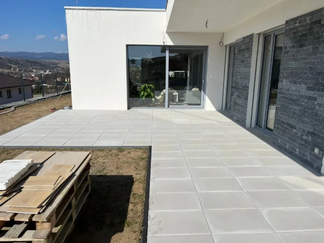 Moderná terasa pripravená na sezónu
