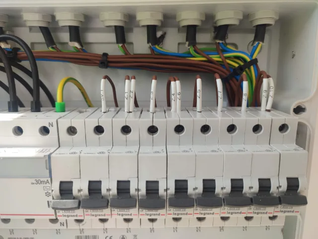 Povrchová montáž elektroinštalácie v stánku s rýchlim občerstvením – fotka 3