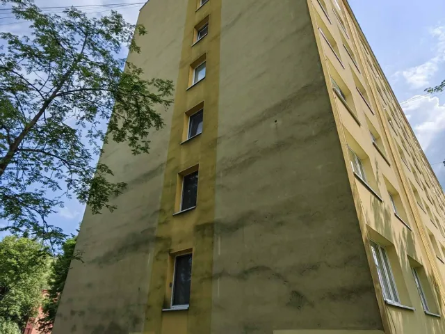 Čistenie fasády bytového domu – fotka 4