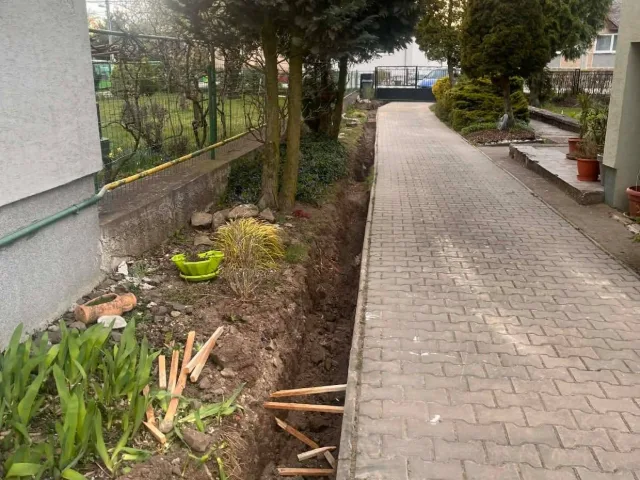 Výkop pre uloženie elektrického kábla od elektrickej prípojky