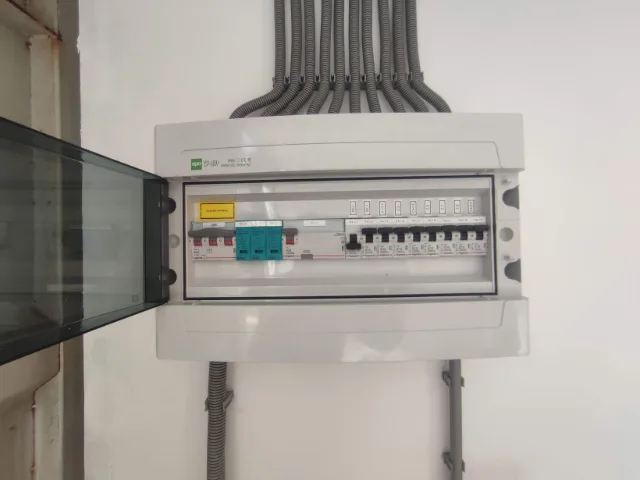 Povrchová montáž elektroinštalácie v stánku s rýchlim občerstvením – fotka 4