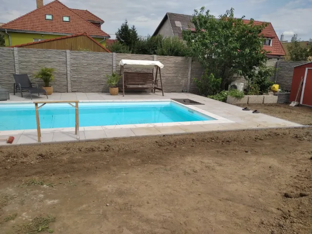 Dlažba na terče okolo bazéna