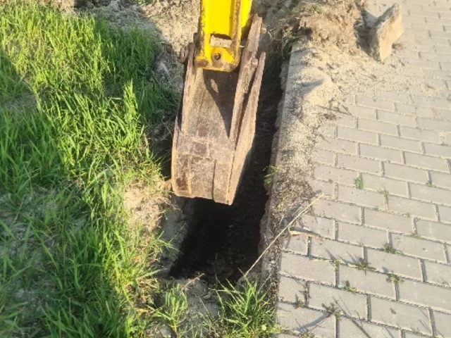 Stavba plotu + zámková dlažba – fotka 2