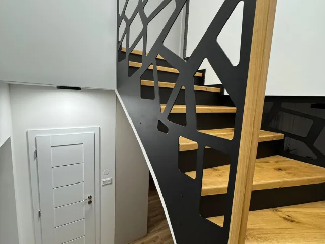 Štýlové zábradlie v kombinácii kovu a dreva – fotka 2