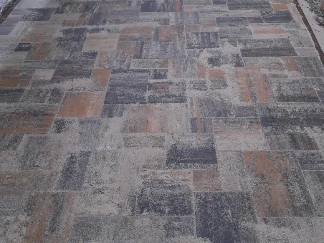 Zámková dlažba pri rodinnom dome