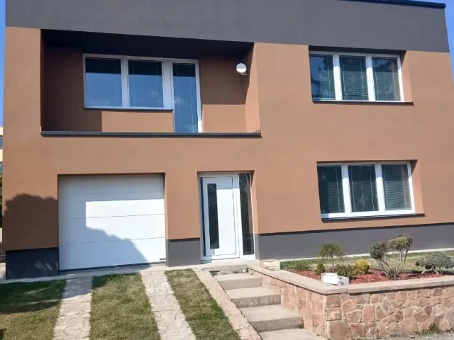 Zateplenie rodinného domu, fasáda, hydroizolácia balkóna, obklad balkóna