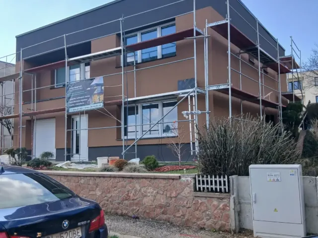 Zateplenie rodinného domu, fasáda, hydroizolácia balkóna, obklad balkóna – fotka 6
