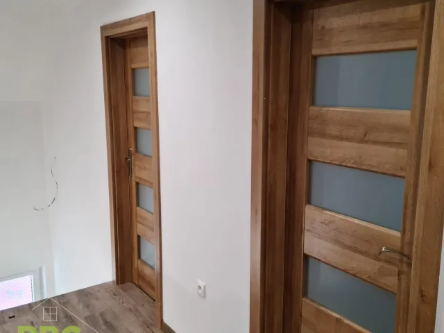 Osádzanie dverí a zárubní v celom rodinnom dome.
