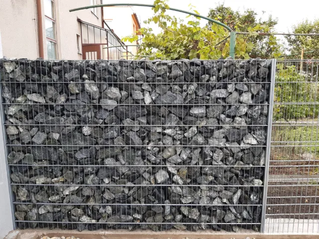 Zámková dlažba, gabionový plot