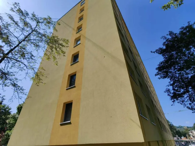 Čistenie fasády bytového domu – fotka 3