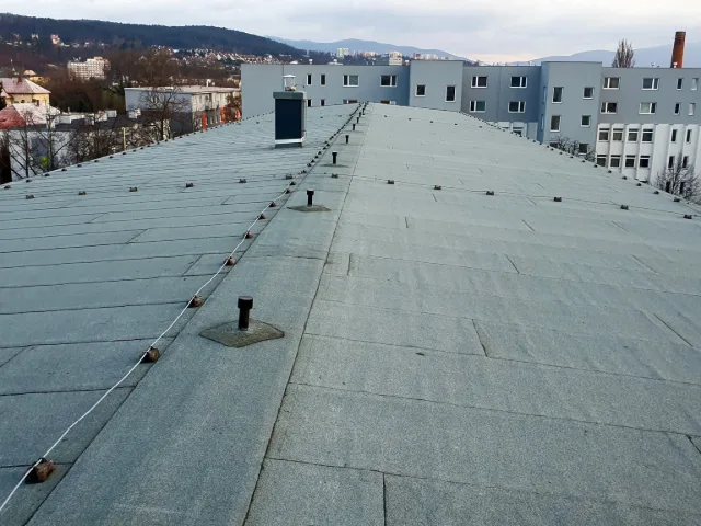 Opravy, rekonštrukcie a zatepľovanie plochých striech – fotka 4