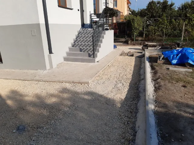 Zámková dlažba, gabionový plot – fotka 5