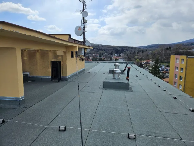 Opravy, rekonštrukcie a zatepľovanie plochých striech