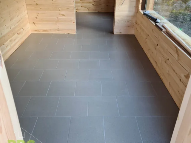 Pokládka dlažby do sauny