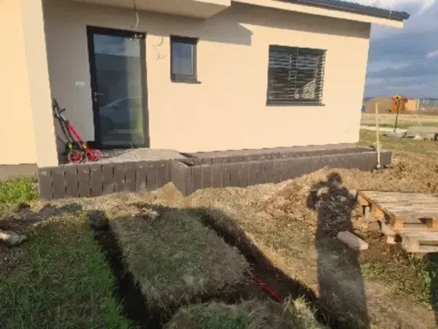 Stavba plotu + zámková dlažba – fotka 6